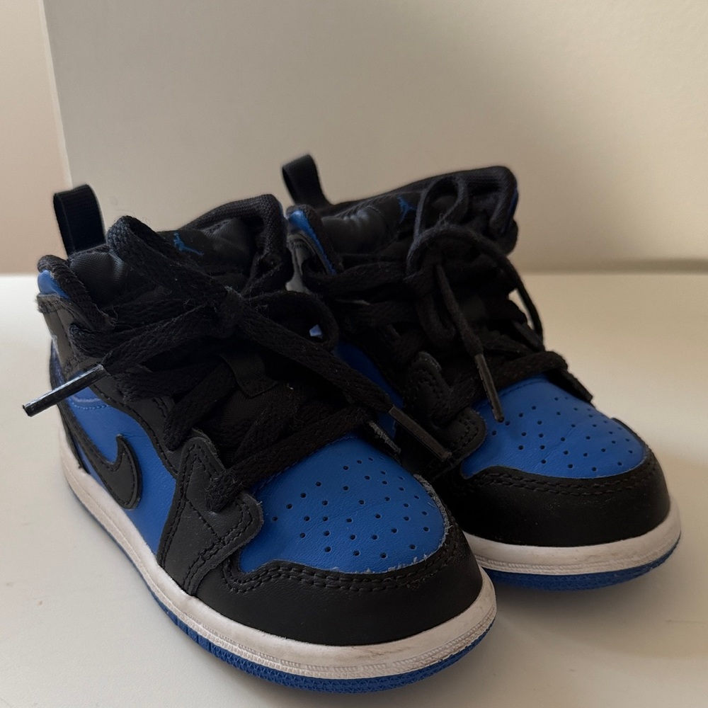 Nike Jordan Kids Sneakers in Black and Blue